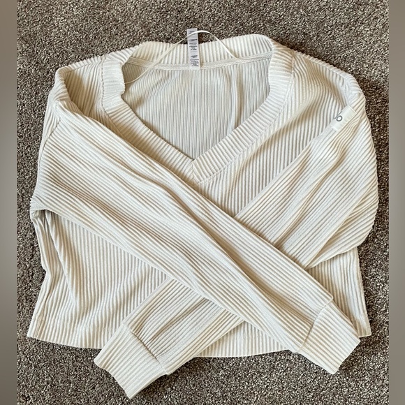 ALO Yoga Sweaters - Alo Yoga - Ivory cropped sweater - Size XS